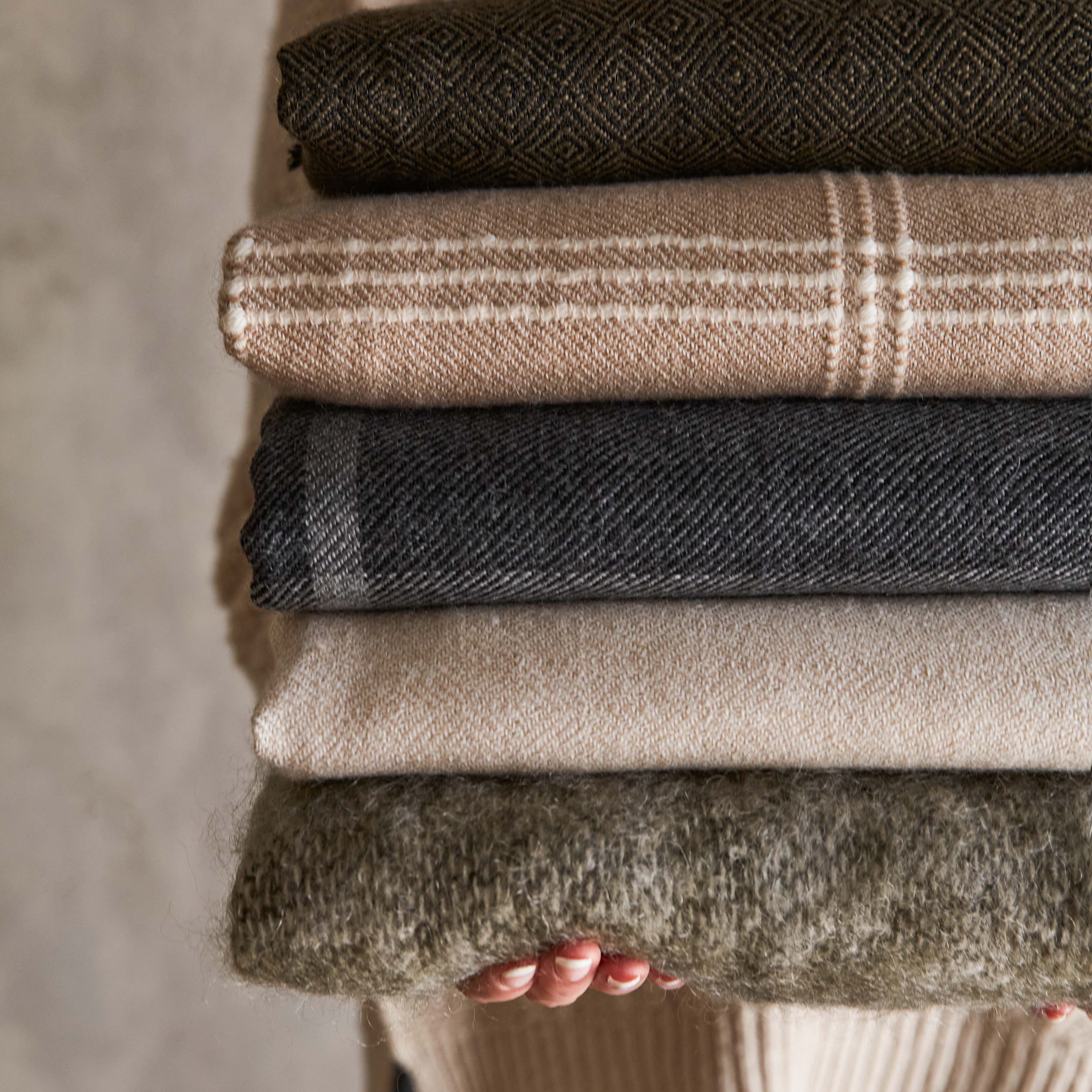 La Calle Alpaca Throw